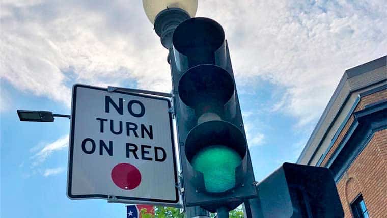 Signal with green light and no turn on red sign.
