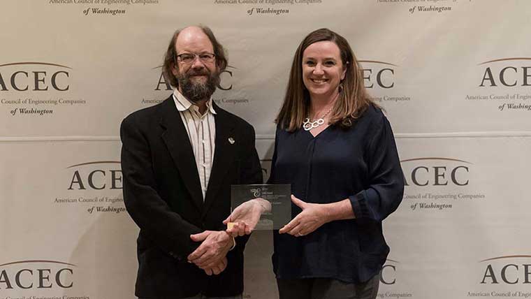 Shannon Saramaa and Myke Woodell hold ACEC award for Roslyn culvert design