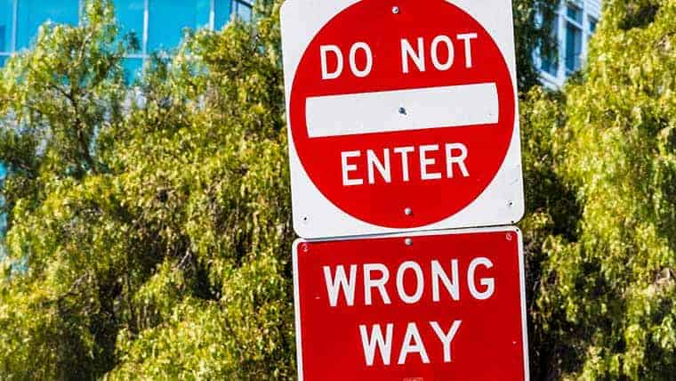 Do not enter Wrong Way signage